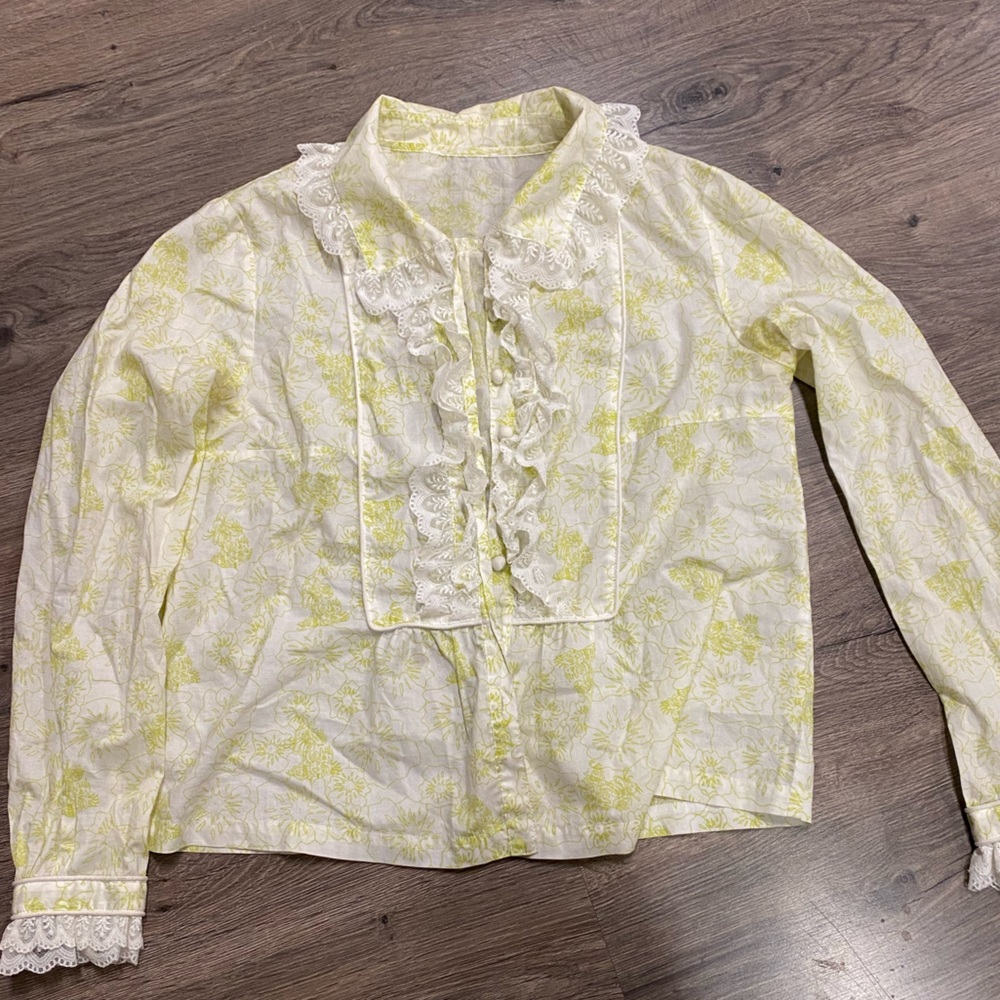 Vintage Pale yellow/green ruffle button up top